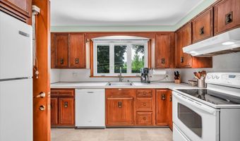 6 Woodlawn Dr, Cromwell, CT 06416
