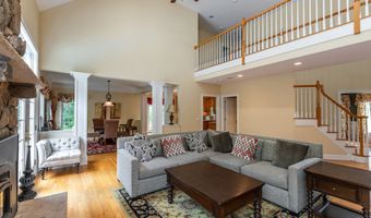 15 Logging Trail Ln, Brookfield, CT 06804