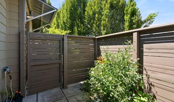 37 N Mountain Ave, Ashland, OR 97520