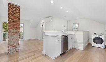 28 Young St 3, Newport, RI 02840