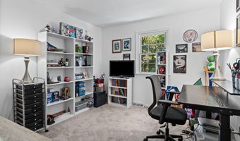 137 Point Of Woods Dr, Albany, NY 12203