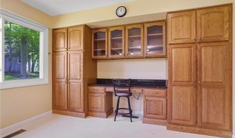 240 S Park Dr, Aurora, OH 44202