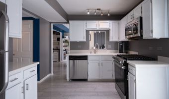 3930 Newport Way, Arlington Heights, IL 60004