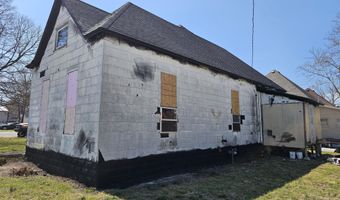135 E Locust St, Aurora, MO 65605