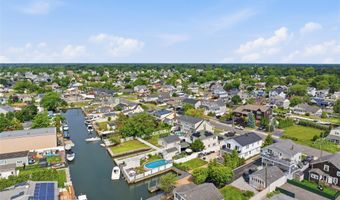 34 Meadow Ln, Amityville, NY 11701