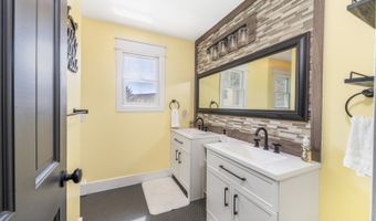 8 E Gate Dr, Alloway, NJ 07418