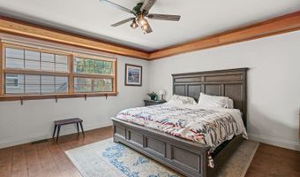330 N Country Club Dr, Addison, IL 60101