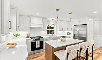 40 Congregational St, Bristol, RI 02809