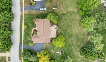 821 Heatherhaven Dr, Ballwin, MO 63011