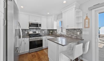 15 Hayes Rd, Amity Harbor, NY 11701