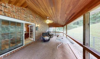 136 Lock Ln, Alum Creek, WV 25003