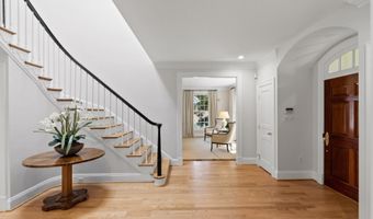 7009 LOCH LOMOND Dr, Bethesda, MD 20817