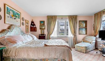 18 Ledge Rd, Newport, RI 02840