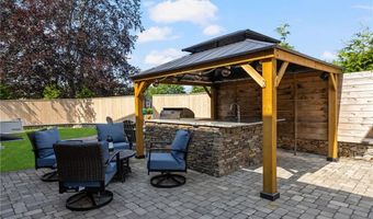 3 Oak St, Middletown, RI 02842