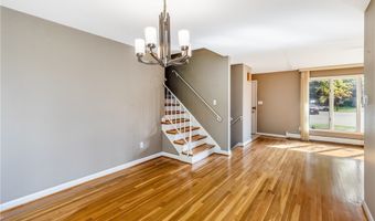 24 Glenbourne Ct, Amherst, NY 14221