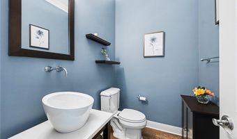560 Club Dr, Aurora, OH 44202
