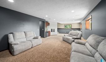 212 N Fairway Dr, Brandon, SD 57005