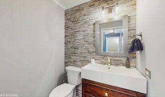 8 GEORGETOWN Ct, Algonquin, IL 60102