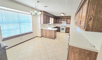 808 Cambridge Dr, Altus, OK 73521