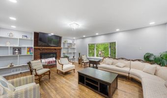 73 Davis Dr, Bergenfield, NJ 07621
