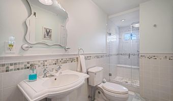 15 Foxcroft Rd, Albertson, NY 11507