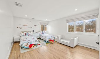 20 Algonquin Cir, Airmont, NY 10952