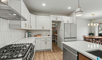 1001 S Moonlight Cir, Brandon, SD 57005
