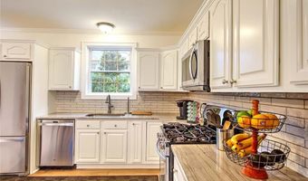 29 Lake Ave, Barrington, RI 02806