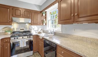 2911 EDGEHILL Dr, Alexandria, VA 22302