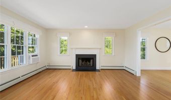220 Island Dr, Middletown, RI 02842