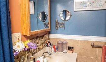 62 SPRING St, Lincoln, RI 02838