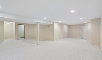 2109 N Charter Point Dr, Arlington Heights, IL 60004