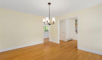 220 Island Dr, Middletown, RI 02842