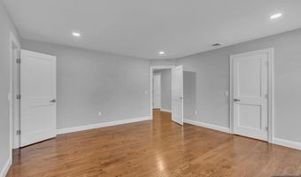 55 Maiden Ln, Bergenfield, NJ 07621