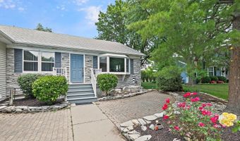 2040 Honey Locust Dr, Algonquin, IL 60102