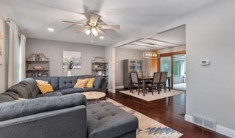 3 Oaks Ct, Albany, NY 12203