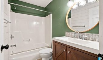 917 E Heatherwood Dr, Brandon, SD 57005
