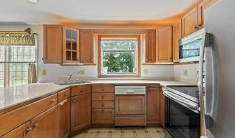 8 North Dr, Middletown, RI 02842