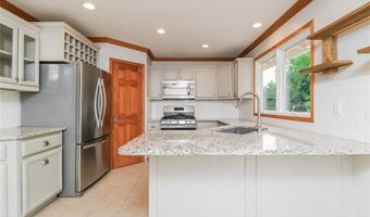 808 Timberfield Dr, Ballwin, MO 63021