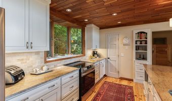 471 Rivard Rd, Glenville, NC 28736