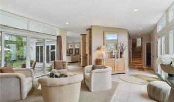 255 Bonnie Ln, Aurora, OH 44202
