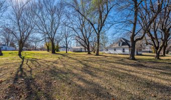 224 W Delta St, Aurora, MO 65605