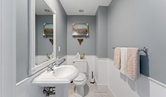 423 Hope St C, Bristol, RI 02809