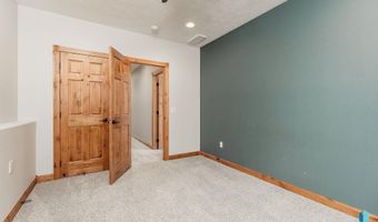 1817 W Ashton Trl, Brandon, SD 57005