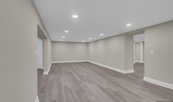 55 Maiden Ln, Bergenfield, NJ 07621