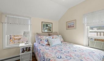 45 Crescent Rd, Middletown, RI 02842