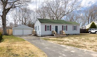 102 Country Club Rd, Bellport, NY 11713