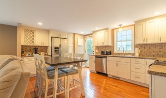 17 Edgewood St, Cromwell, CT 06416