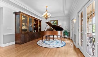 324 Meadowbrook Country Club Est, Ballwin, MO 63011