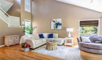 7 Hummingbird Ln, Amherst, NY 14228